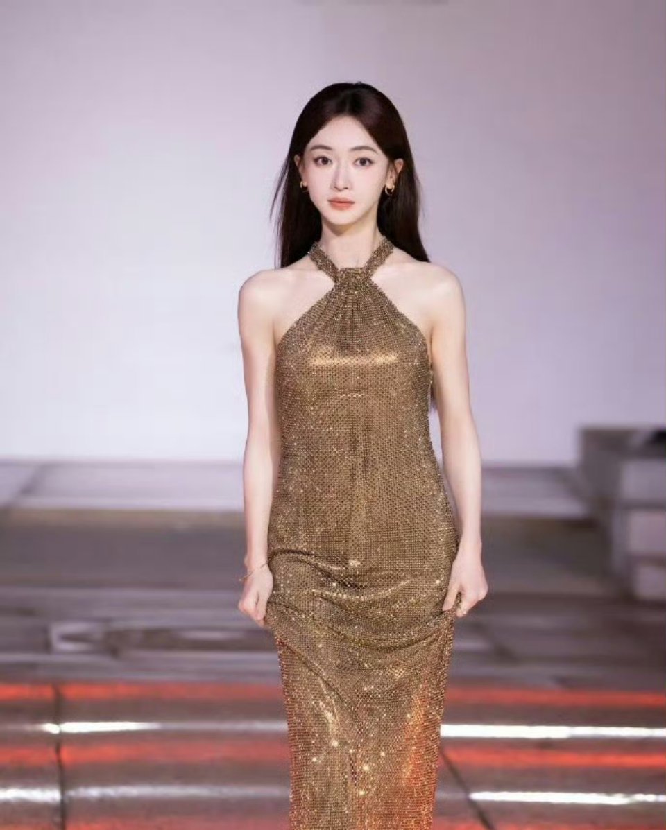 吴谨言从少女到“妈味”，生完孩子变化藏不住。虽月子后身材速复，可面部状态、肉感松