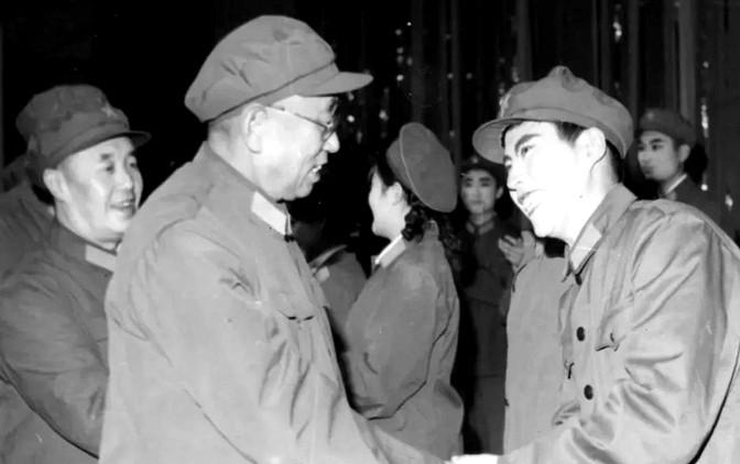 某年，海军副司令周希汉中将前往广州养病，恰逢某首长南下视察。秘书提出：“周司令，