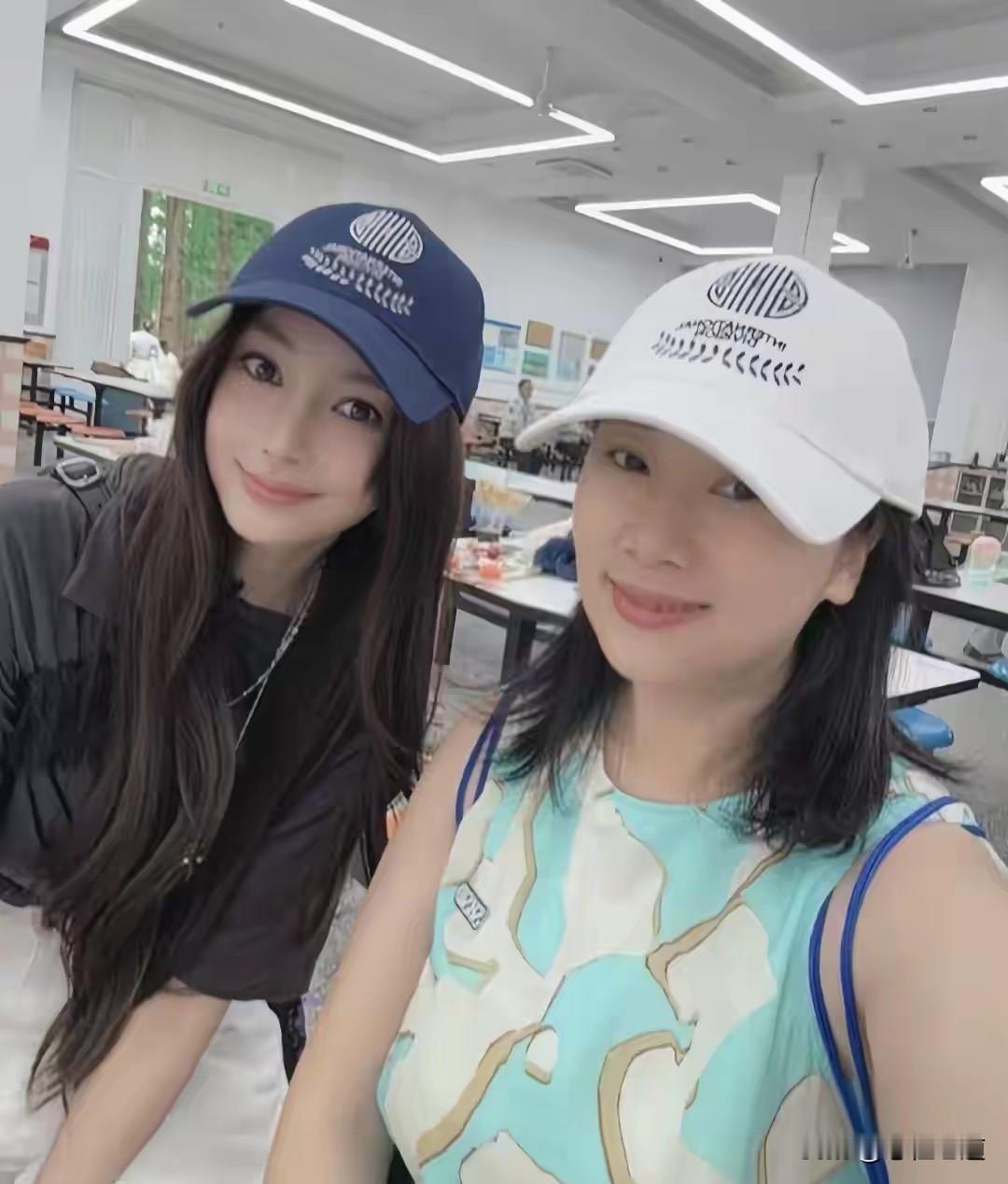 5月27日，有网友在上海中学国际部偶遇Angelababy杨颖，一场普通的校园家