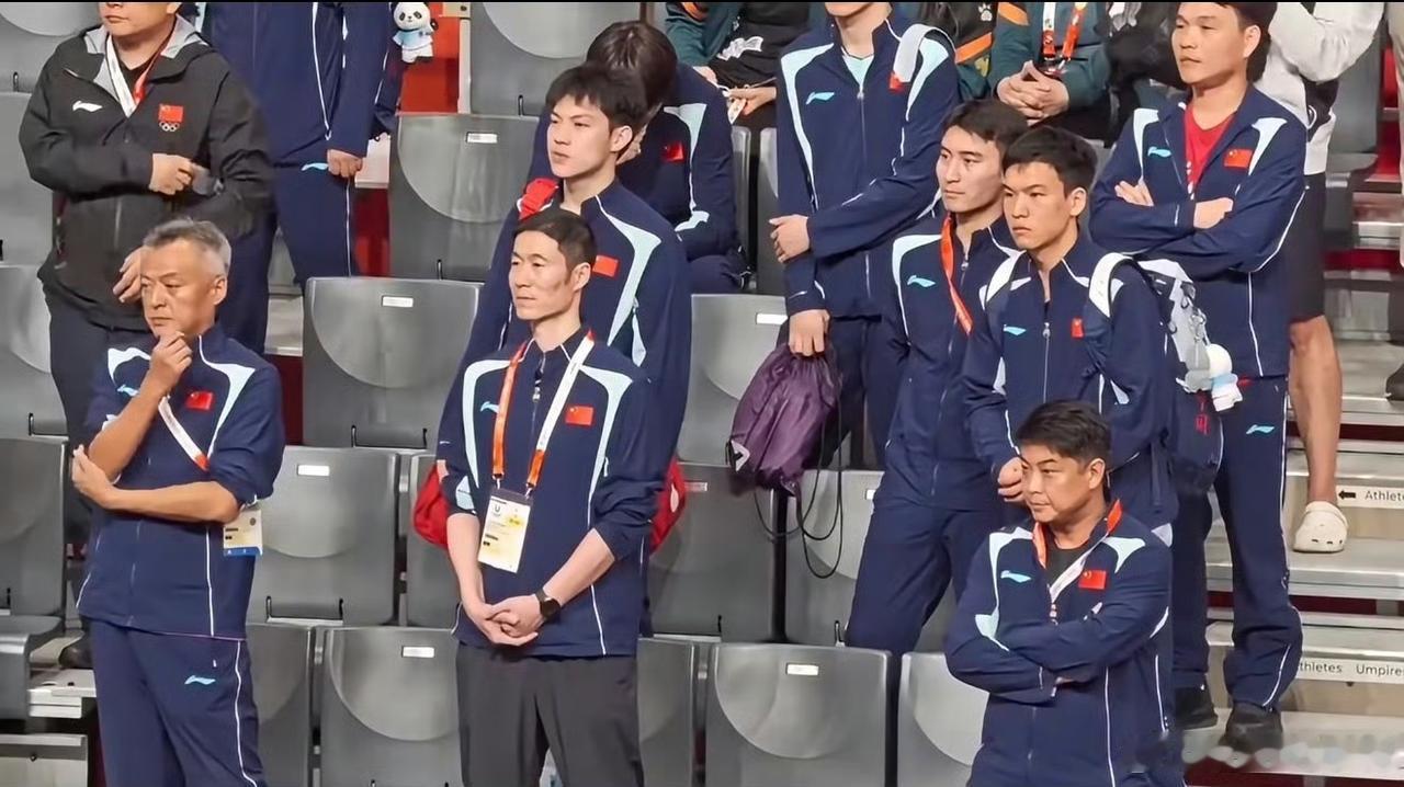 林诗栋战胜王楚钦，拿下了本次日本爱知名古屋亚运会的金牌。但是看台上教练组的表情非