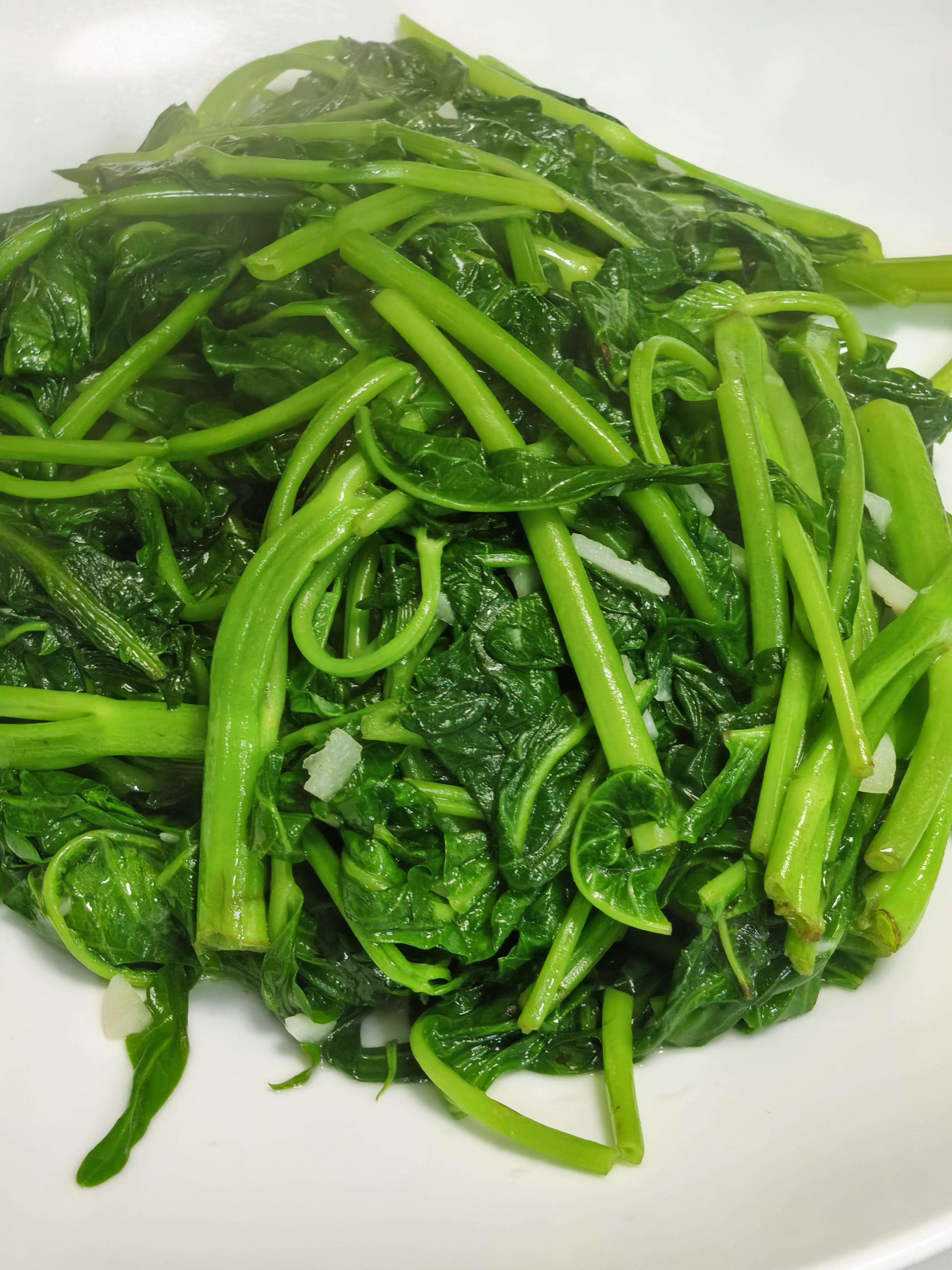 晚餐：蒜香炸鸡翅，溜猪肝，白菜粉条炖丸子，蒜苔炒肉鸡蛋，鱼香茄子，蒜蓉炒空心菜。