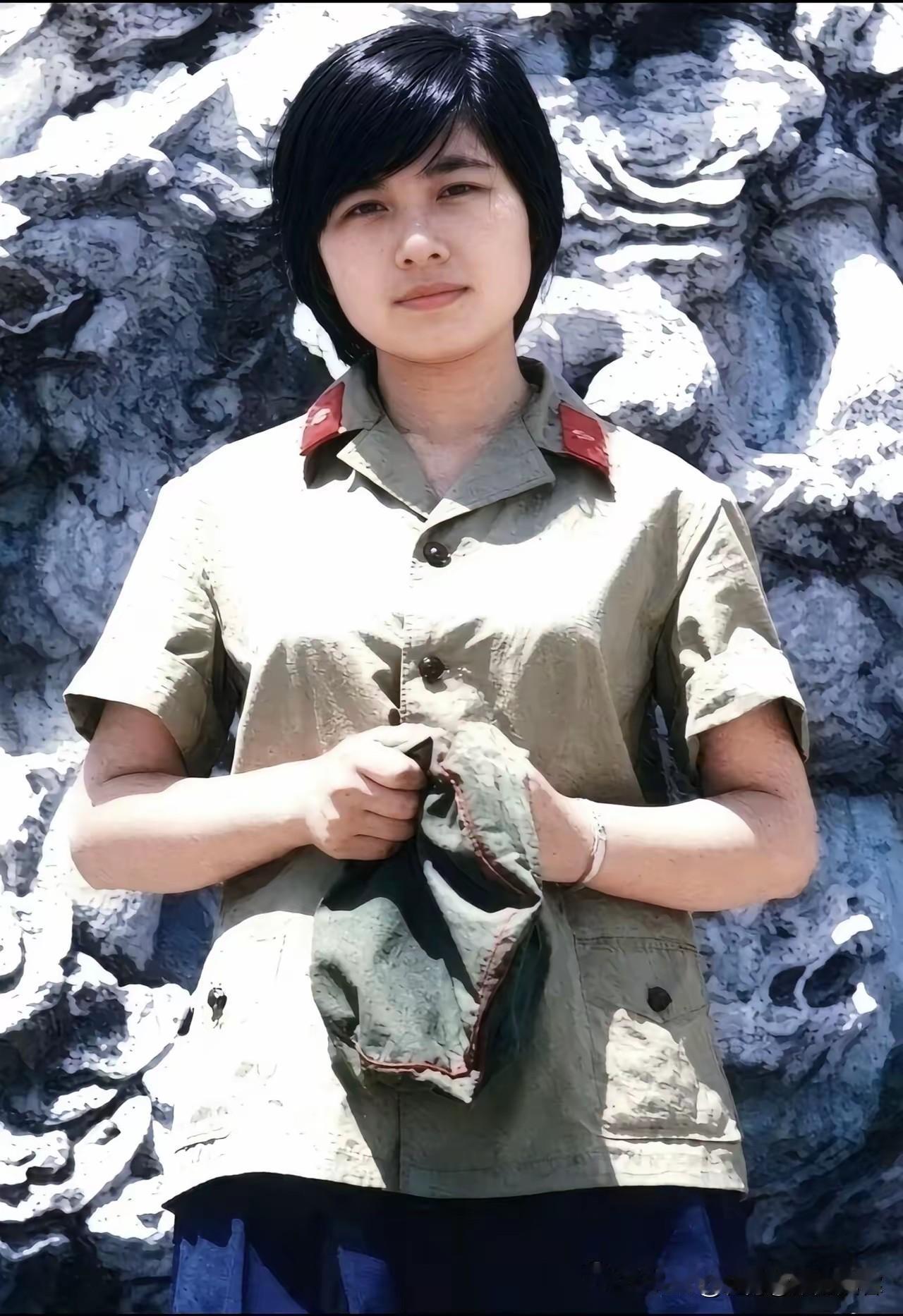 19岁奔赴老山战场，半生缅怀战友的战地女神秦红老山女兵秦红，参战时才19岁