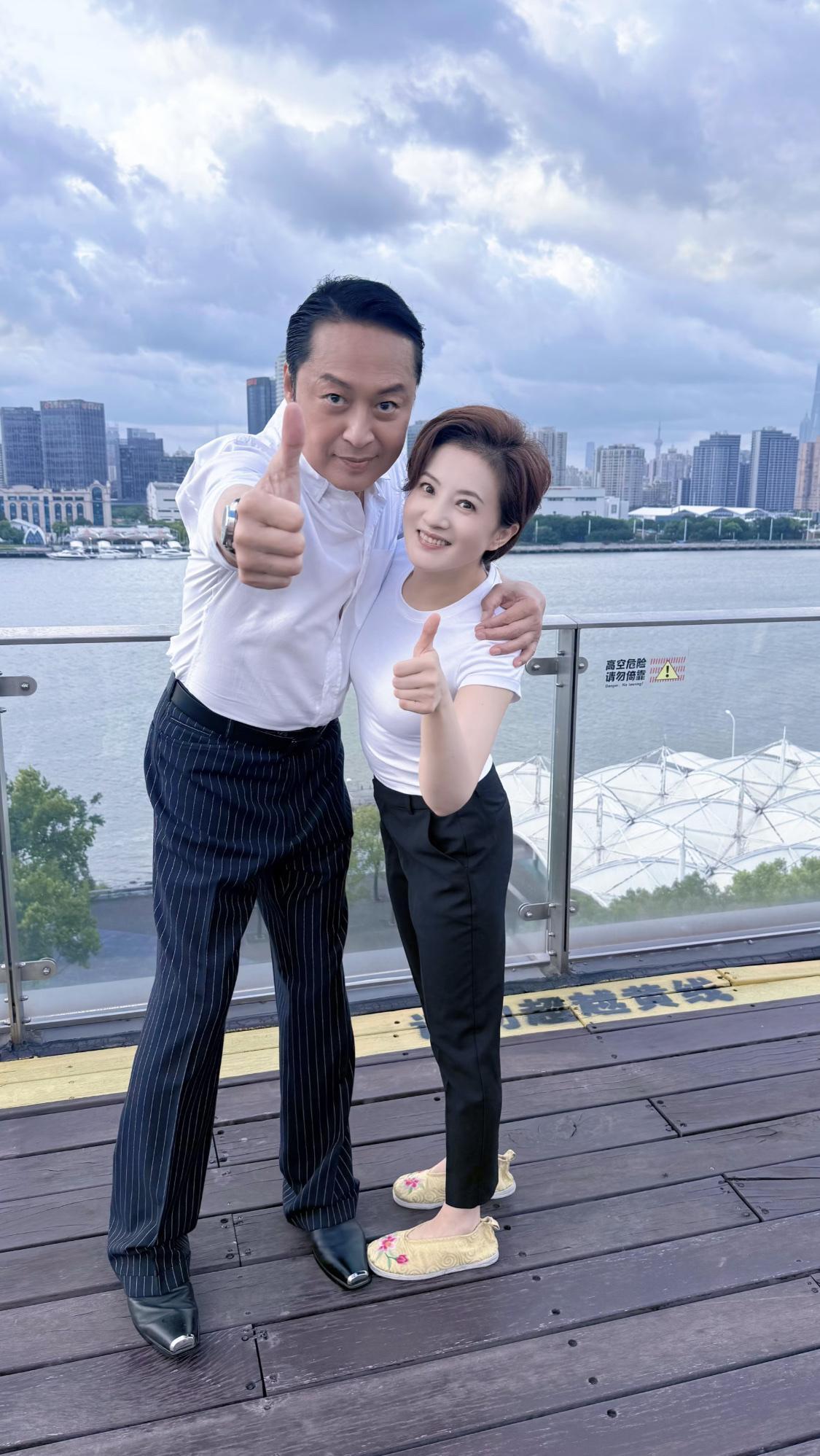 金铭晒与马景涛合照，两人同台演唱《青青河边草》主题曲。金铭的变化不大，当年还