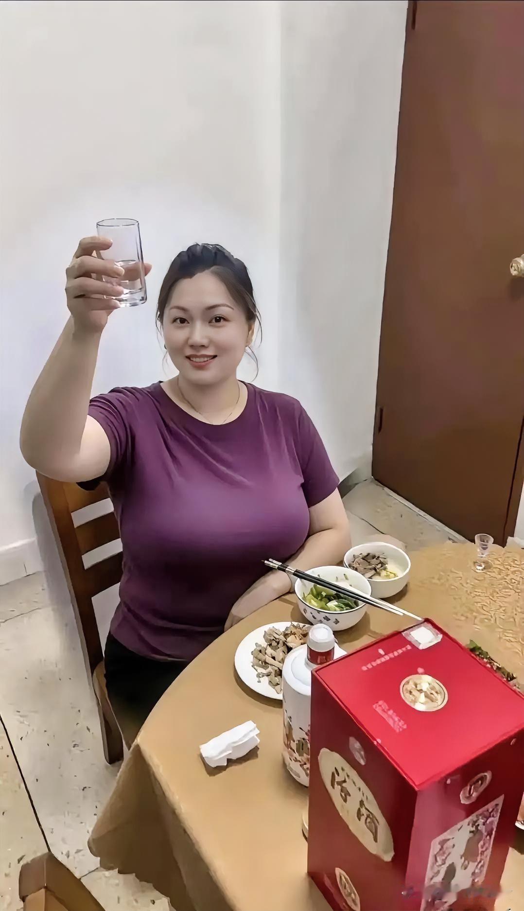 小编问大家，你们的老婆会喝酒吗？他老婆一次能暍半斤，娶个会喝酒的老婆好吗？小编