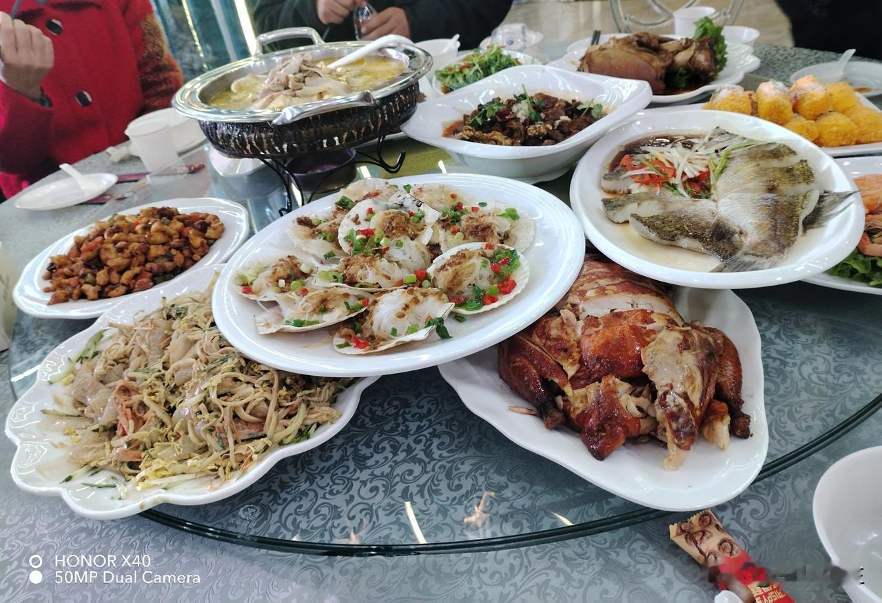 婚礼礼成后，就开始吃饭了，今天的饭菜很不错，我们都有点饿了，仪式大约有二十分钟，