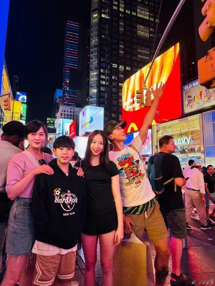 家庭旅行一般都是最快乐的时光了，所以看到吴尊他们一起出游的时候有被打动到，羡慕一