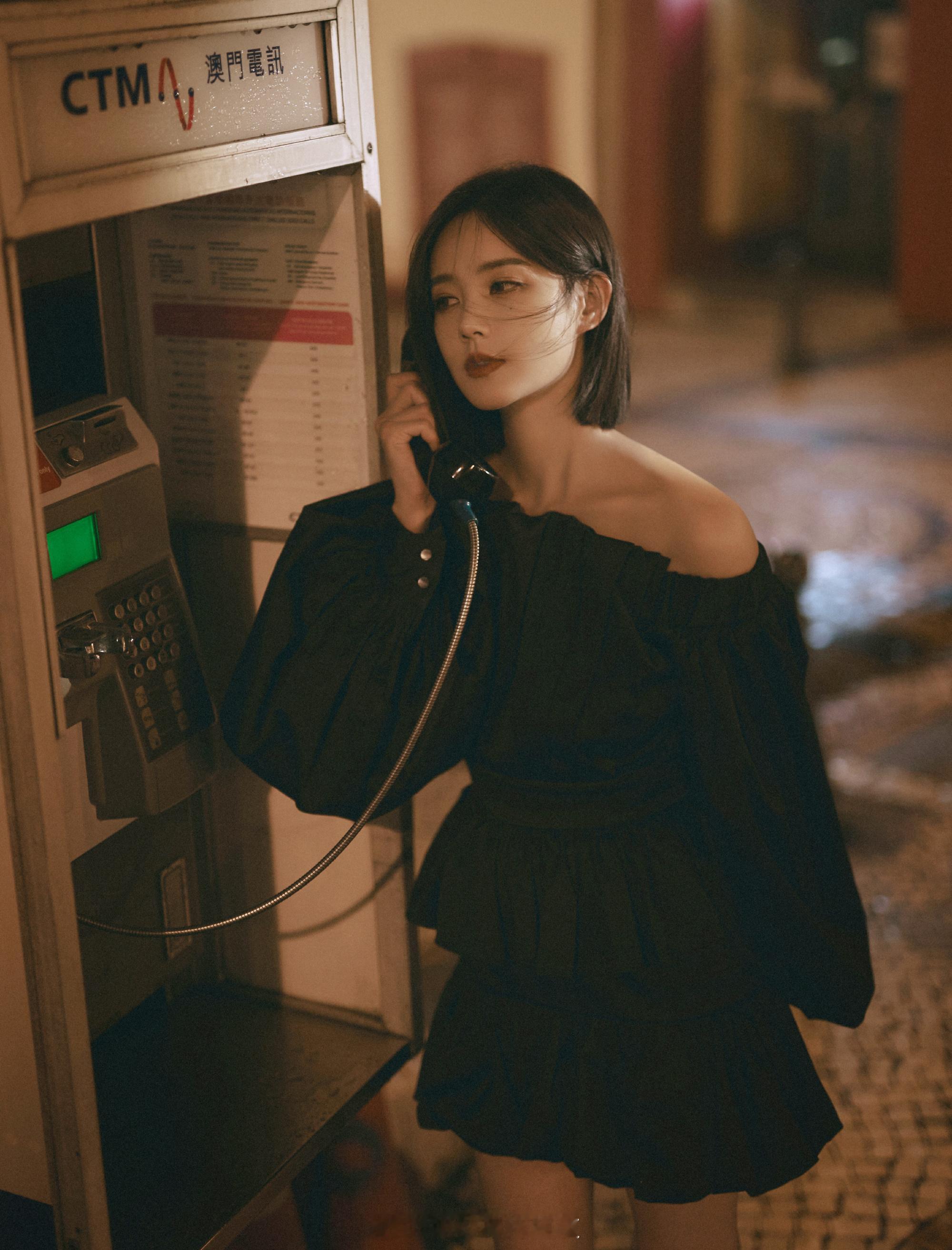 李一桐齐肩短发黑色短裙