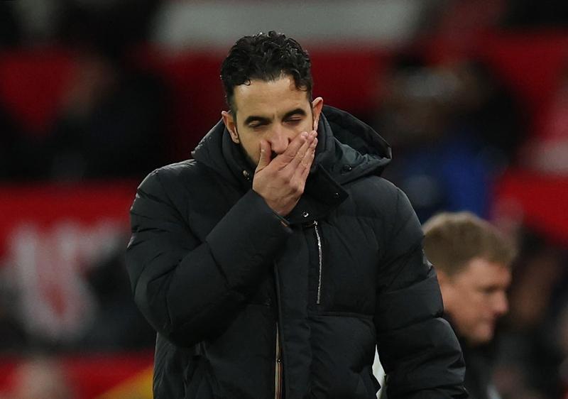 阿莫林一开始来曼联的时候就说只会三后卫，所谓的manager也是他要求战术安排和