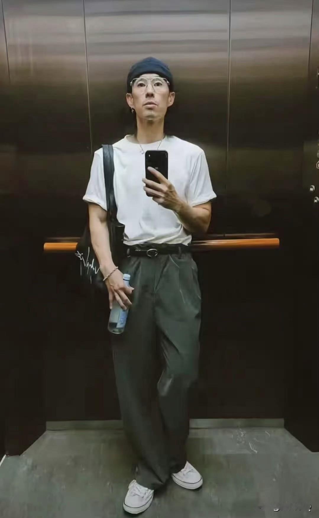 吴建豪在电梯里晒自拍，热爱健身又注重身材管理的他状态并不好，两颊凹陷，暴瘦严重，