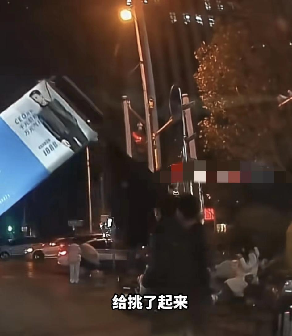 河北石家庄一位网友分省市平城当天在你家人吃完饭出地下停车场的时候，发现前面的车辆