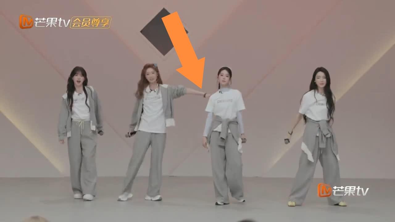 陈瑶一点都不“孬”，张月忘词，陈瑶立马救场。陈瑶赛前采访唱三句歌词