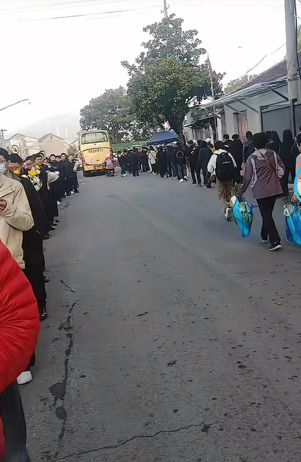 来自全国各地的万千学子，排数十里长队送行，这排面配得上你一生的颠沛流离。人生真