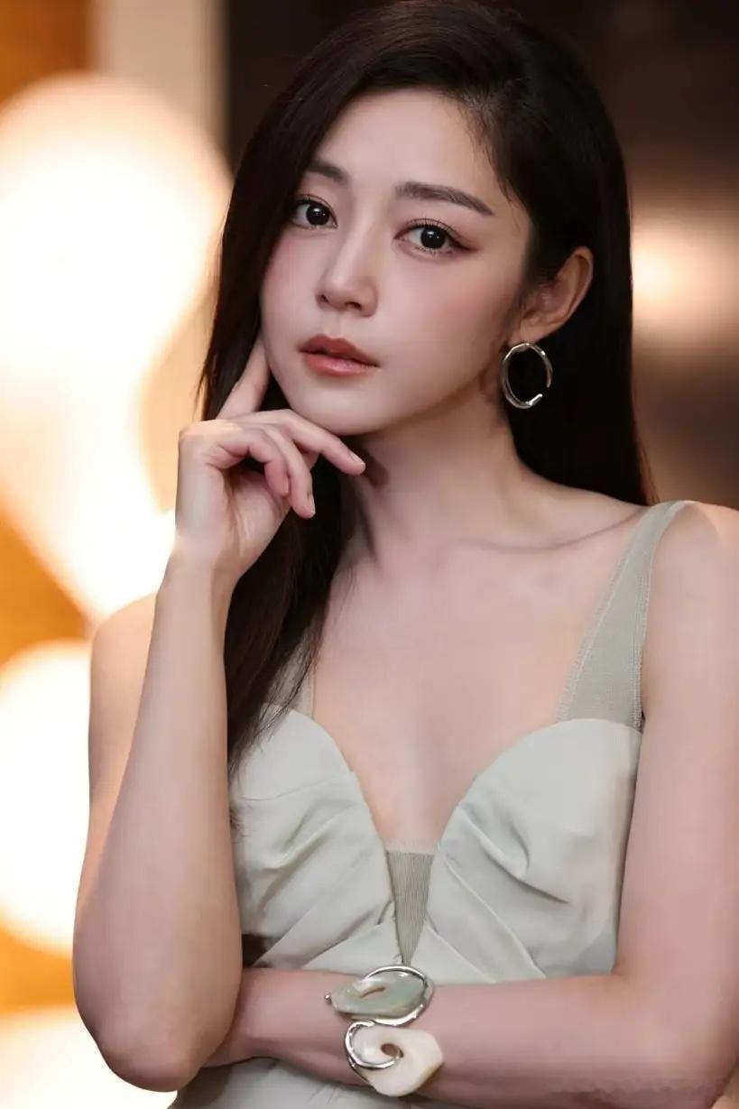 去年4月得到金像奖后，卫诗雅的事业发生巨大的变化！封后之后半年，香港《东周刊》行