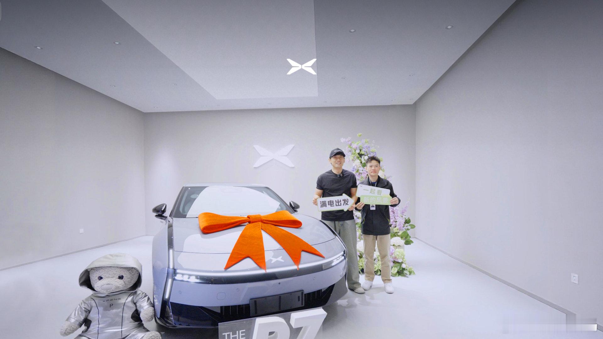 美食顶流乌啦啦喜提全新小鹏P7，从交付中心直奔猪脚饭。最强“探店利器”小鹏P7立