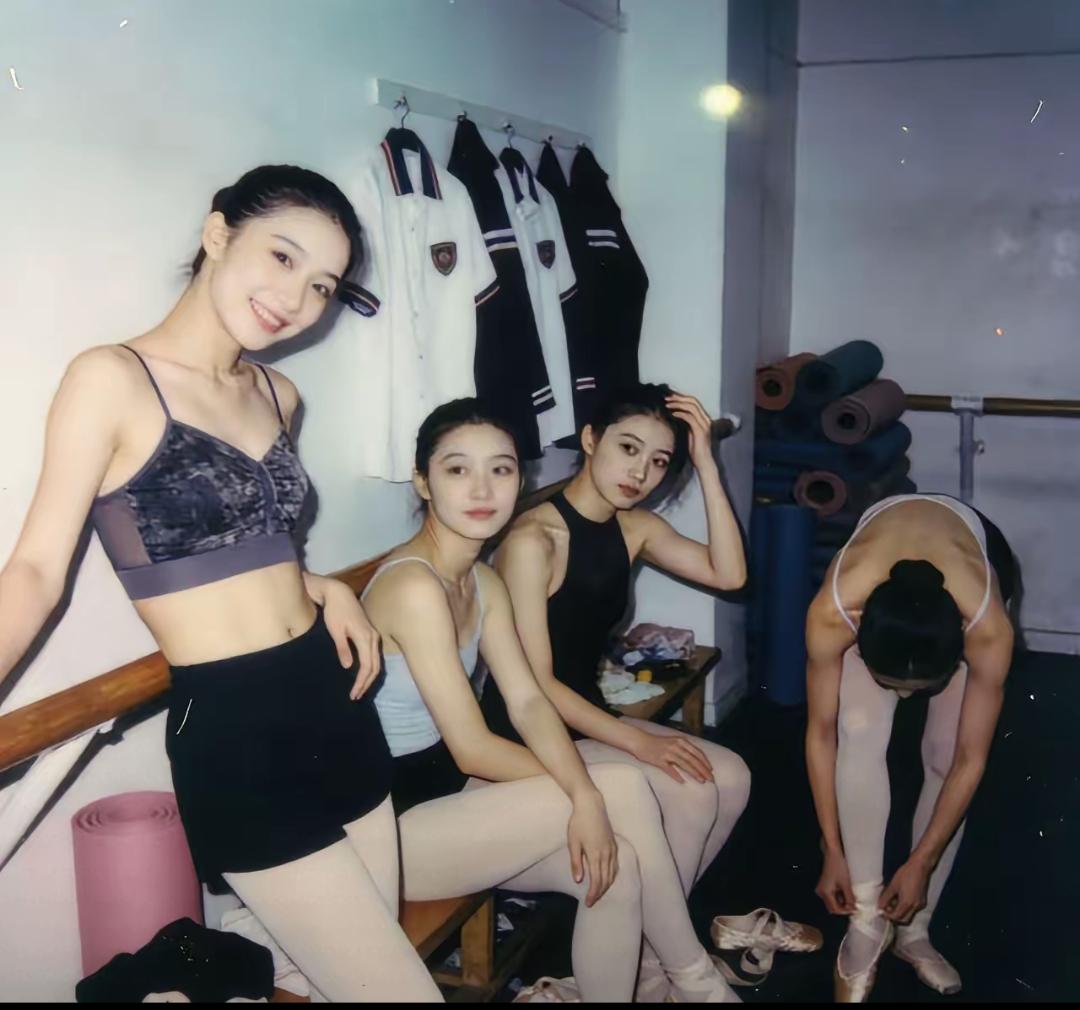相传是2000年时的照片照片中的几个女孩子在练完舞后正在讨论吃点什么是麻辣