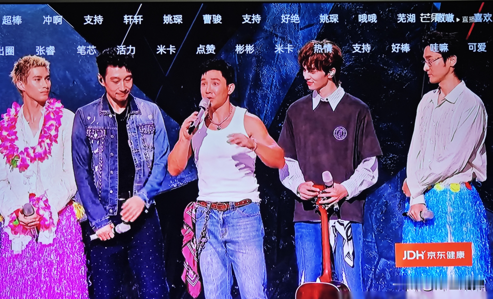 王传君对着刘畊宏，开口就是全名，还说要是输了，走的人就是你。这话搁谁身上不愣一下？刘畊宏比他大13岁