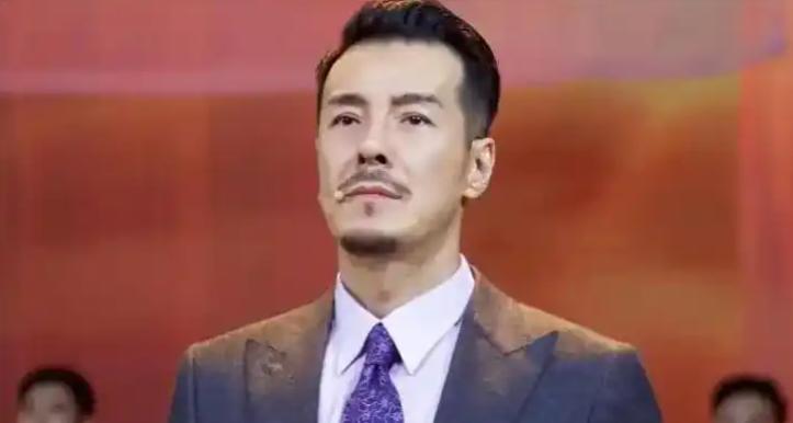 他爸是央视高层，他却偏不走捷径。娶了二婚妻，熬到46岁才爆红，这个“笨”男人，原
