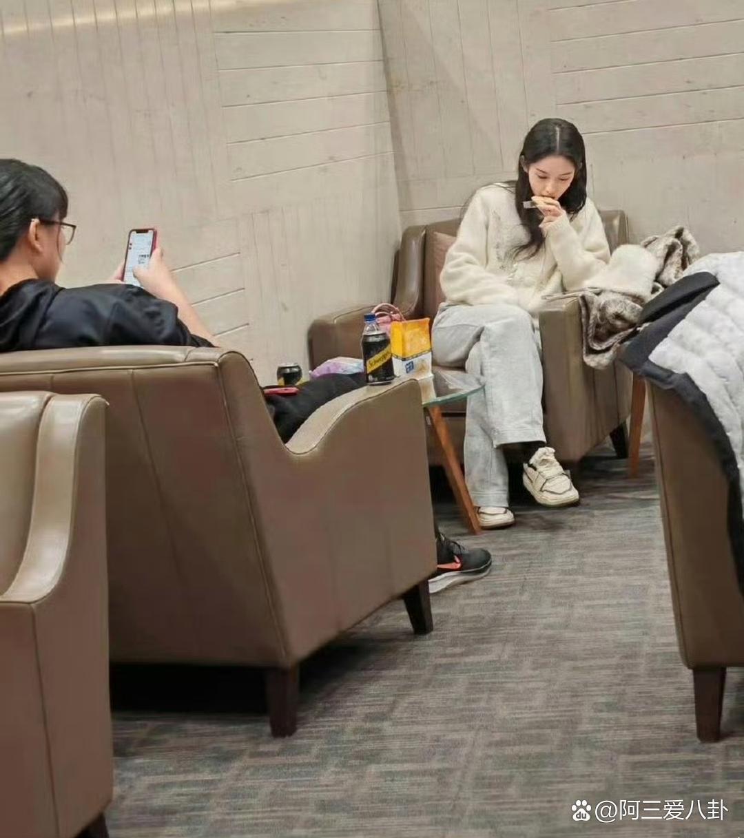 周也素颜竟然这么牛，吃小零食的样子好真实啊