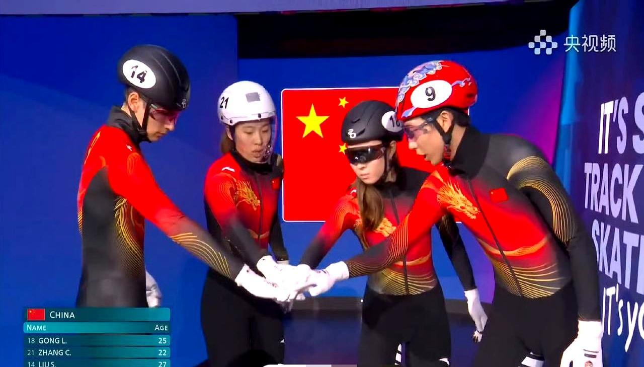 卫冕冠军开场燃爆，最后却连奖牌边都没摸到。倒数第七圈，张楚桐出弯时冰刀卡了