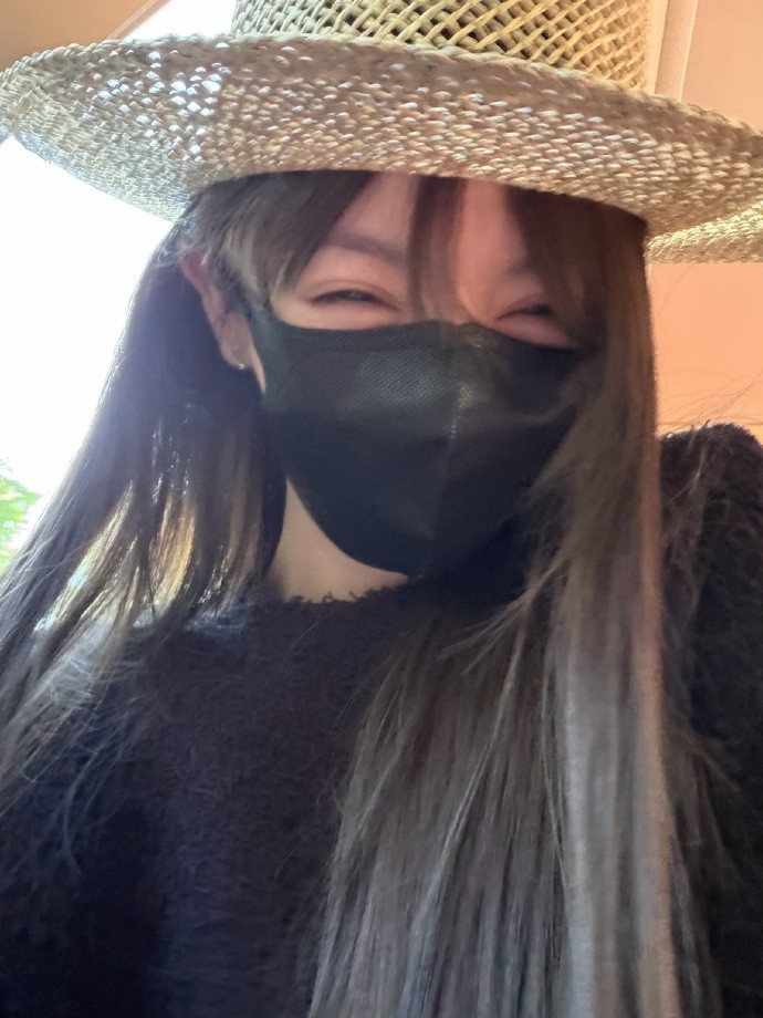 田曦薇六一晒九宫格图六一的美好瞬间被记录下来！田曦薇晒出九宫格度假照，和好友相