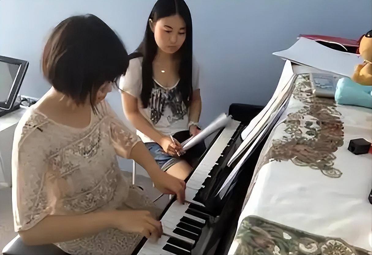 放过下一代现在最有意思的现象是：曾经最拼命生娃、最狠心鸡娃的那一代人，突然开始