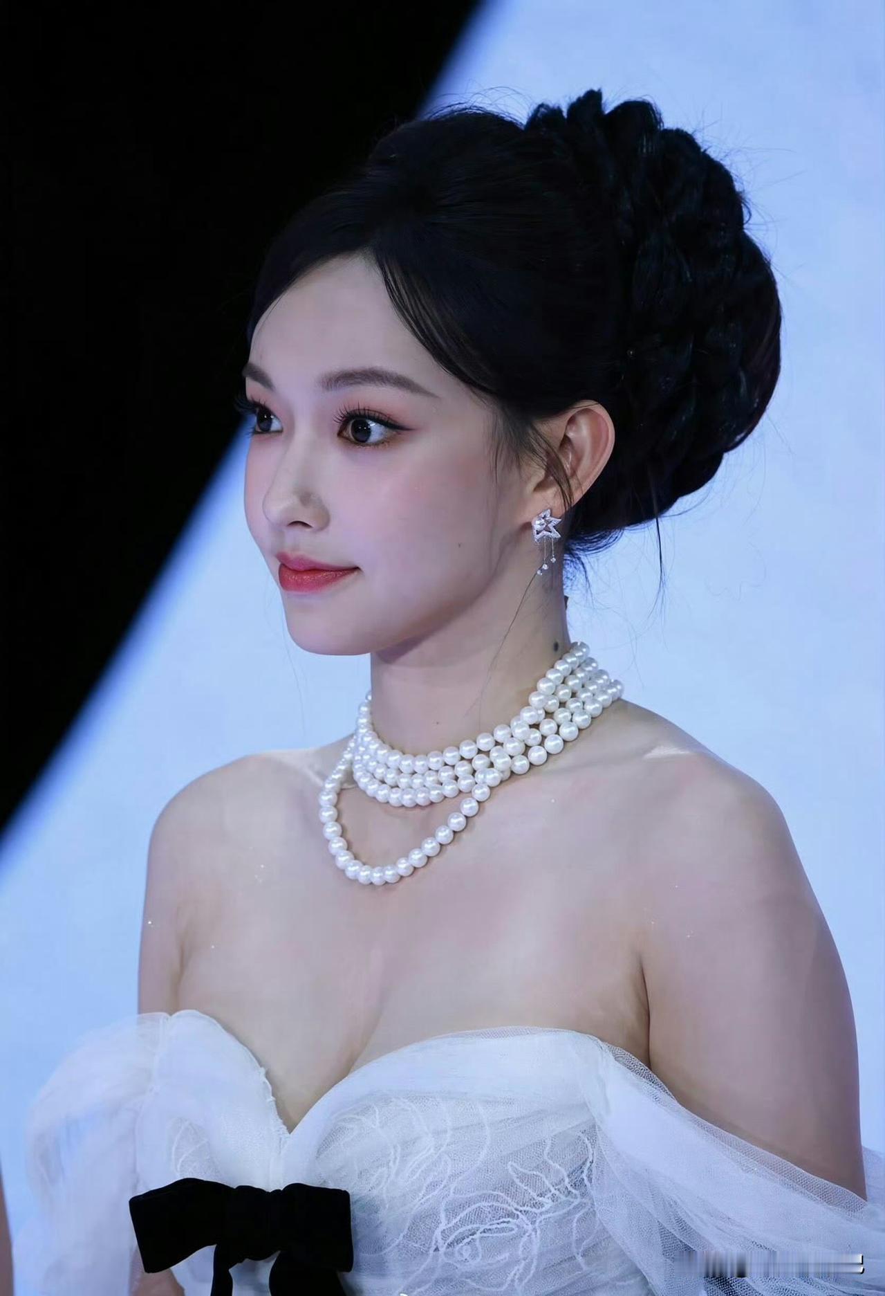 肤白又貌美，明星全身都要涂上高光粉