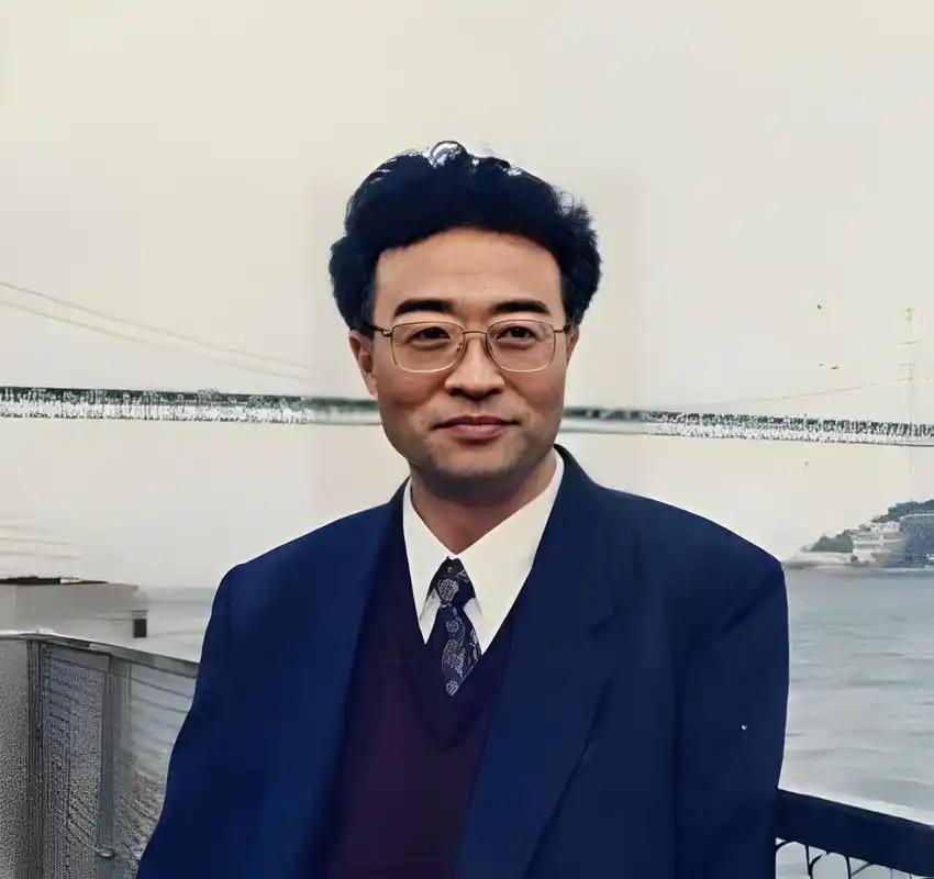 他叫刘铁骑，是大贪官刘青山的儿子，父亲在1952年被枪毙的时候，刘铁骑才6岁，底