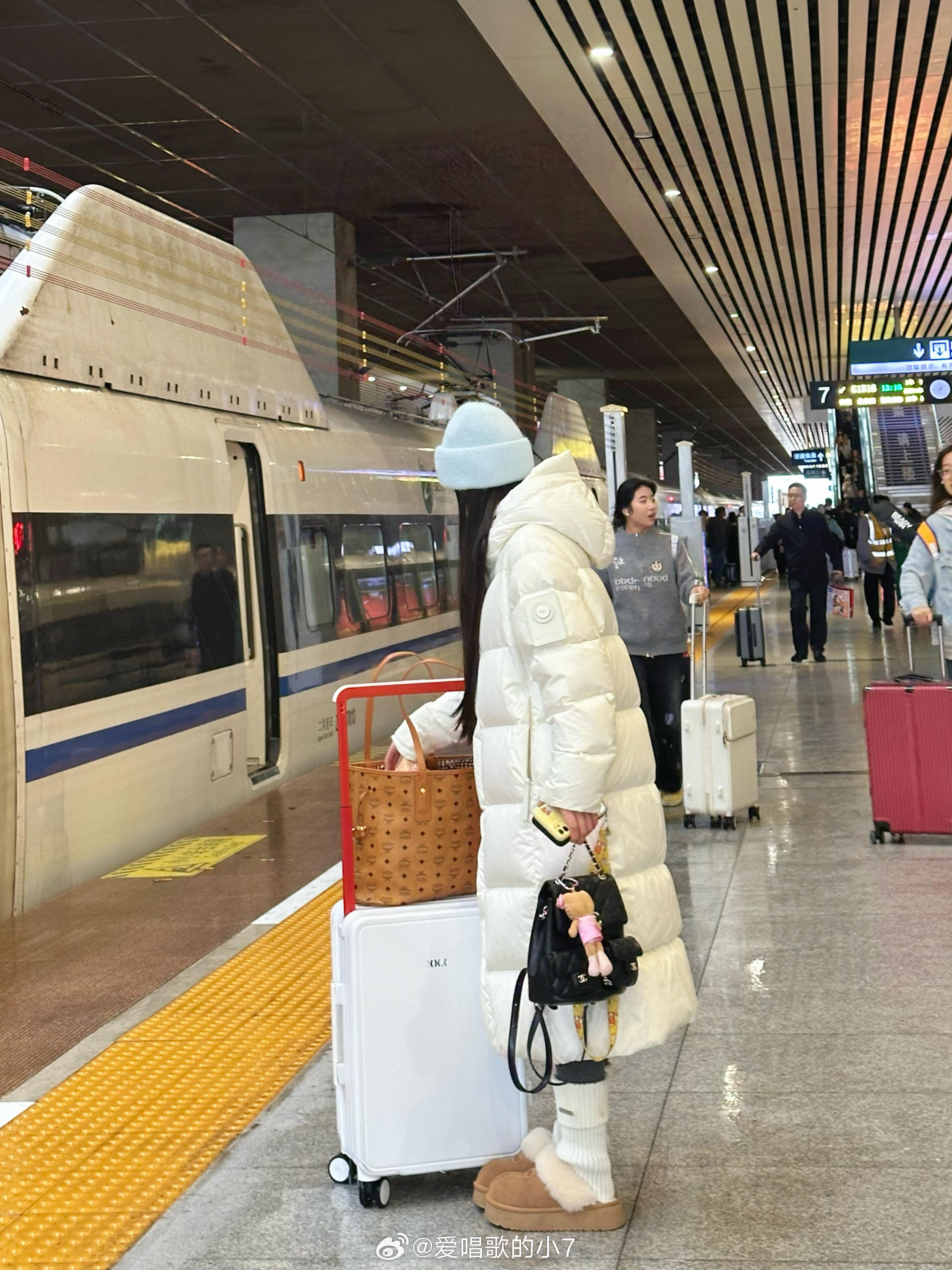 vocal！这样版型的羽绒服速速给我来一打！！坐高铁偶遇一个穿羽绒服的小姐姐，