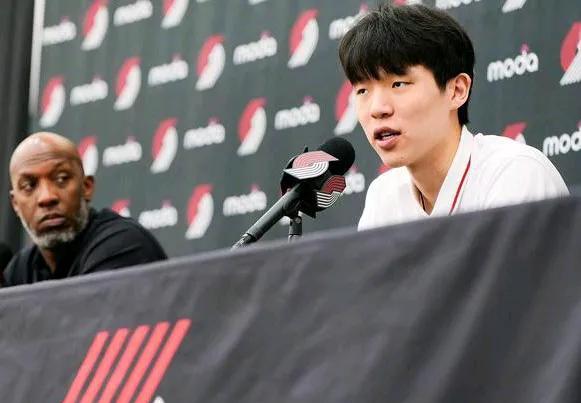 摇钱树杨瀚森上线了，开拓者老板笑到没朋友，这不第一笔钞票就来了，根据开拓者队所在