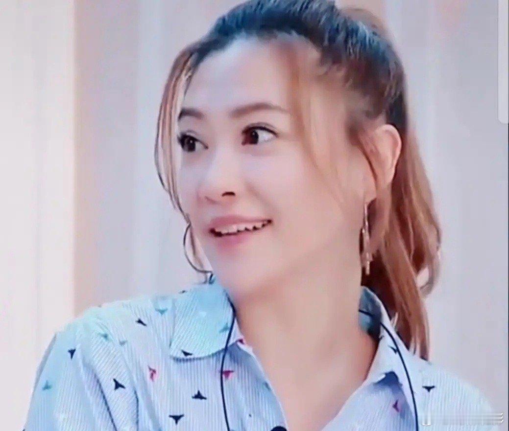 应采儿结婚没找有钱人也没找长相帅气的反而找了陈小春，原因很简单，李艾在综艺节目问