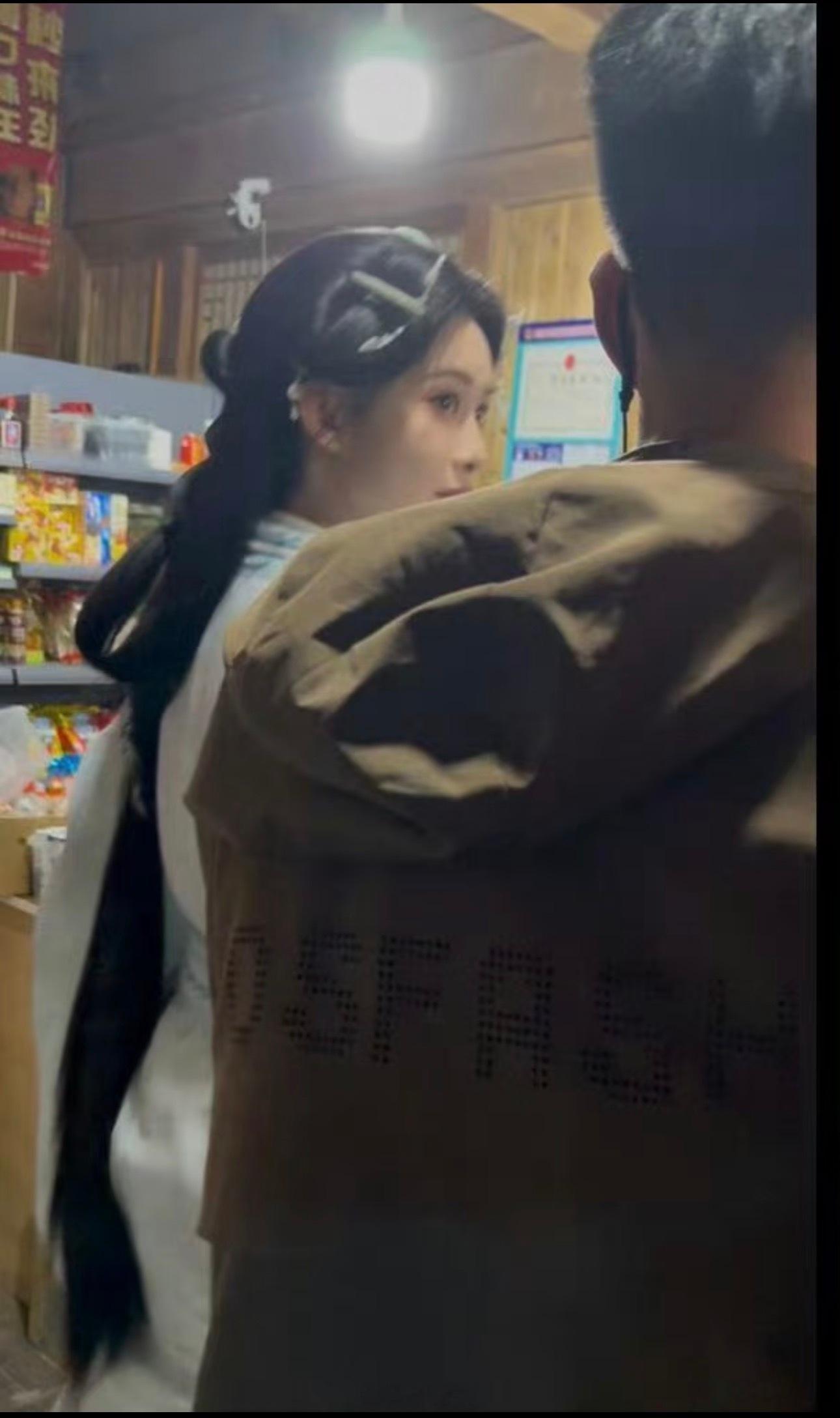 小卖部偶遇孟子义偶遇孟子义买零食哈哈哈哈一如既往爱吃零食的孟姐！被路人在小卖部