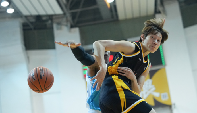 1月12日晚，WCBA常规赛第15轮焦点战如期上演，高居积分榜榜首且保持本赛季不