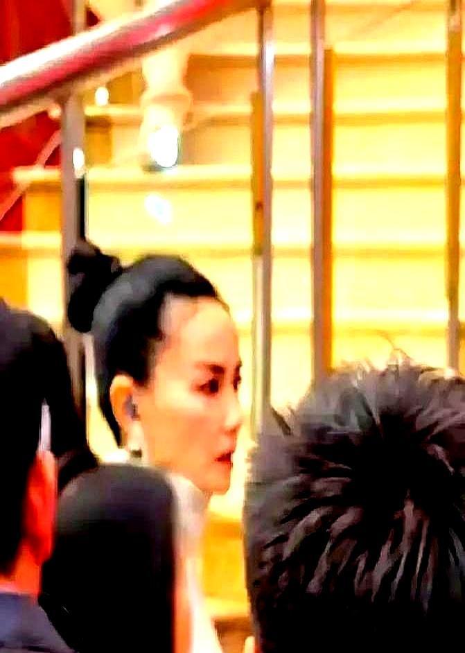 89岁谢贤：当年拍桌骂的人，现在同桌夹菜谢贤把茶杯往桌上一砸，指着谢霆锋吼