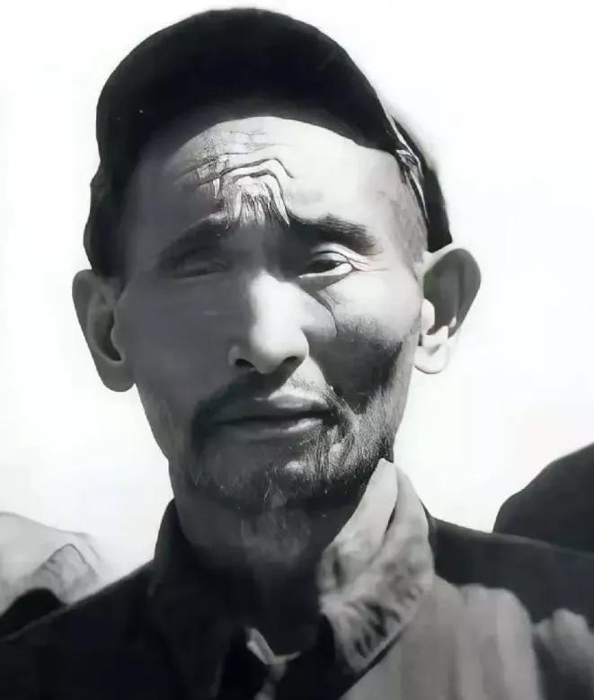 1952年大凉山深处，解放军从奴隶主手中解救出一名双眼溃烂的汉人。战士们看他挺遭
