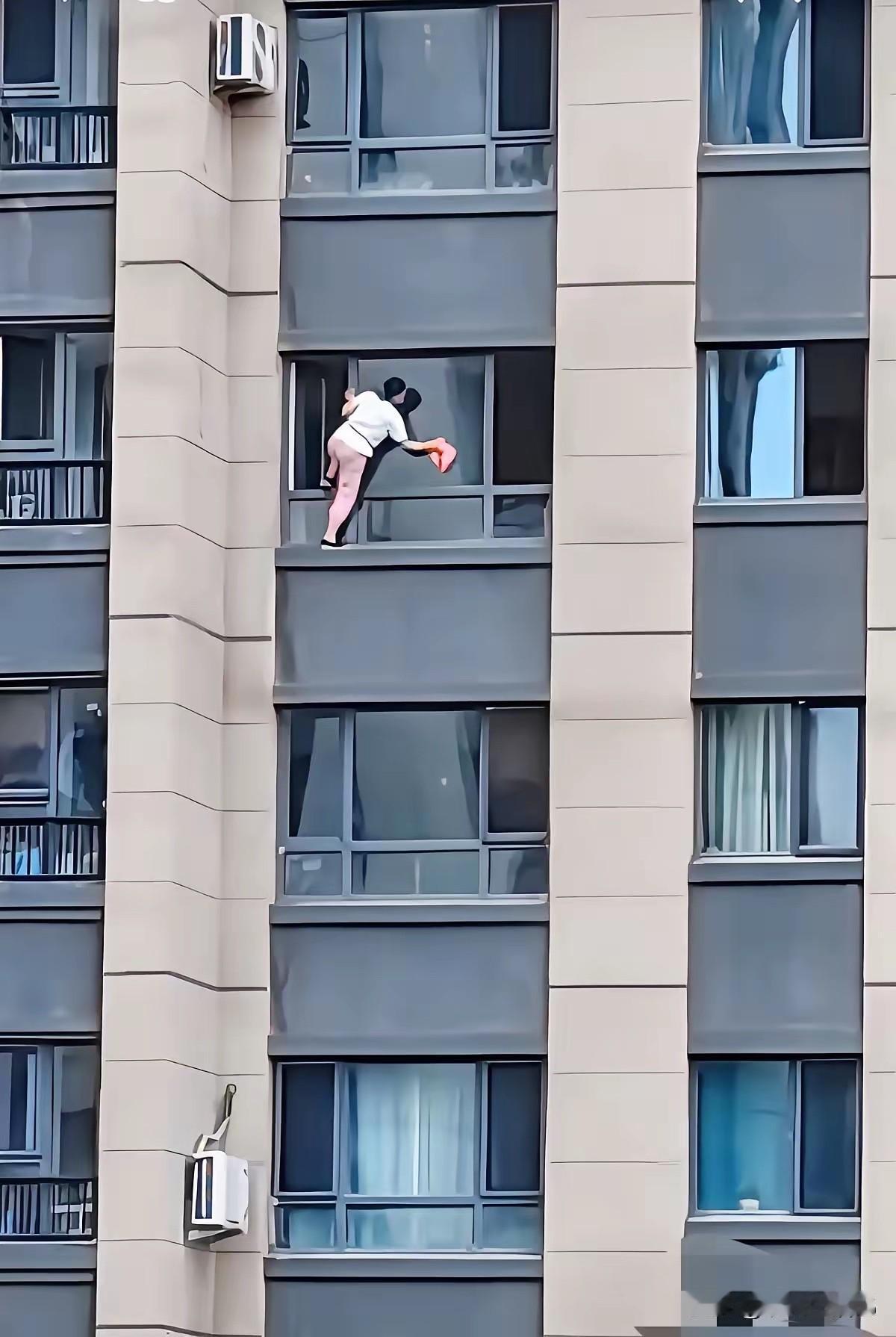 大妈，快回屋吧，这是六楼啊😯