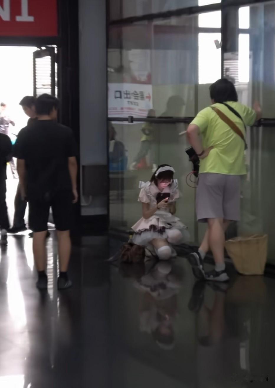 这地板这么反光嘛