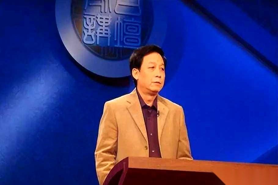 刷到易中天老师近照,心里咯噔一下。怎么瘦成这样了?几乎是脱了相了。第一反应是,