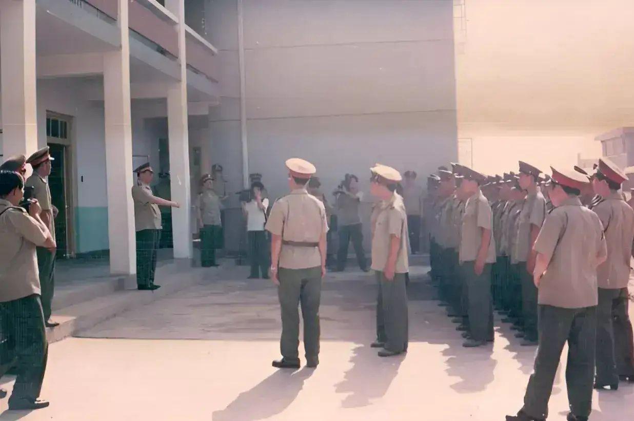 这张珍贵的照片拍摄于1989年，南京军区司令员和政委亲自下到基层连队视察，大家知