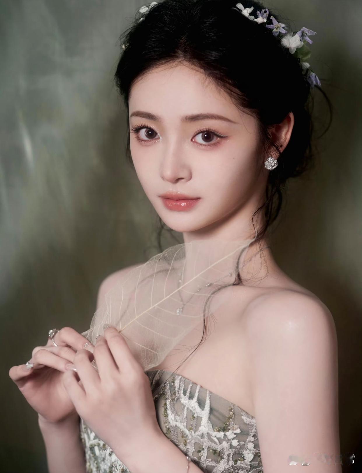 1.周洁琼近两年才专心深耕演艺事业，早前她更希望凭借外形优势结识家境优渥的人士