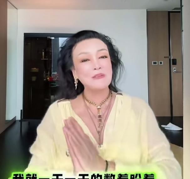 汪小菲在产房外哭了。他亲妈张兰直播时说，从没见过儿子这样。你记得吗，当年他那