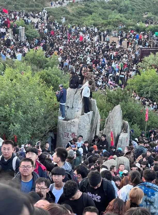 如果你没去爬过泰山，下面几条血的教训，你一定要收藏好了。​1.千万不要带水，千