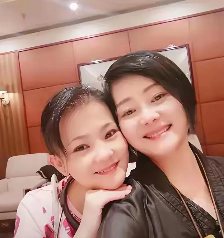 虽然两次婚姻都经历非常大的波折，但是女儿就是她最大的底气。因为千百惠去世，何静