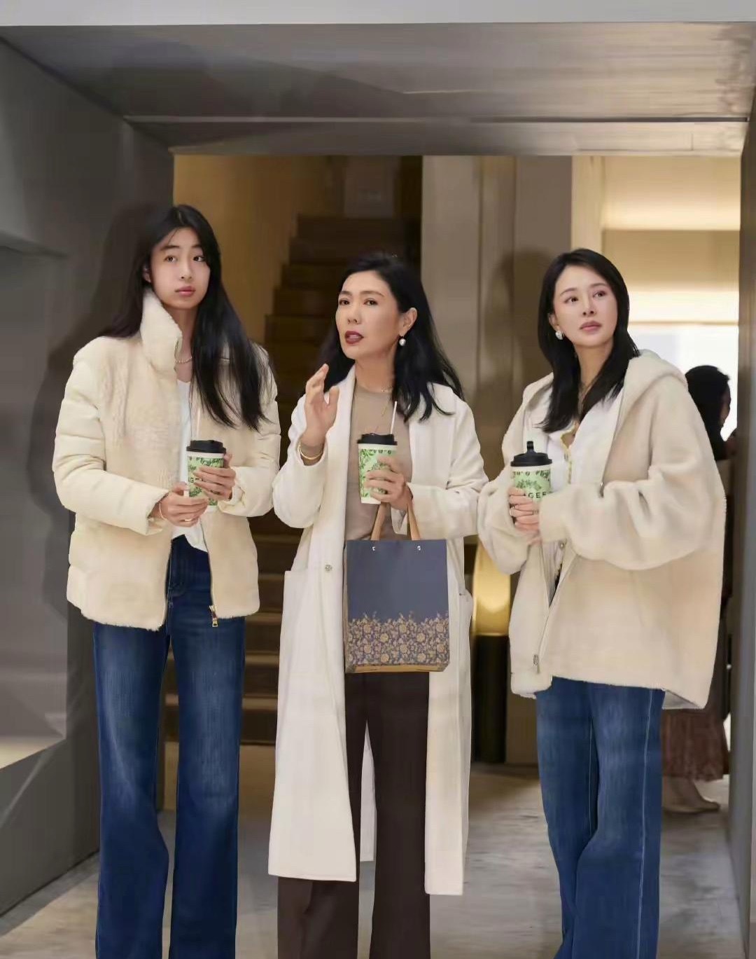 佟大为一家五口，大女儿已经18岁了，个子比妈妈还要高，腿又细又长，比妈妈还要漂亮