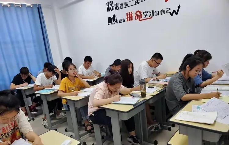 你的孩子刚上高一，有些事现在不做，高三就来不及了！1、盯紧数学和英语，这两科