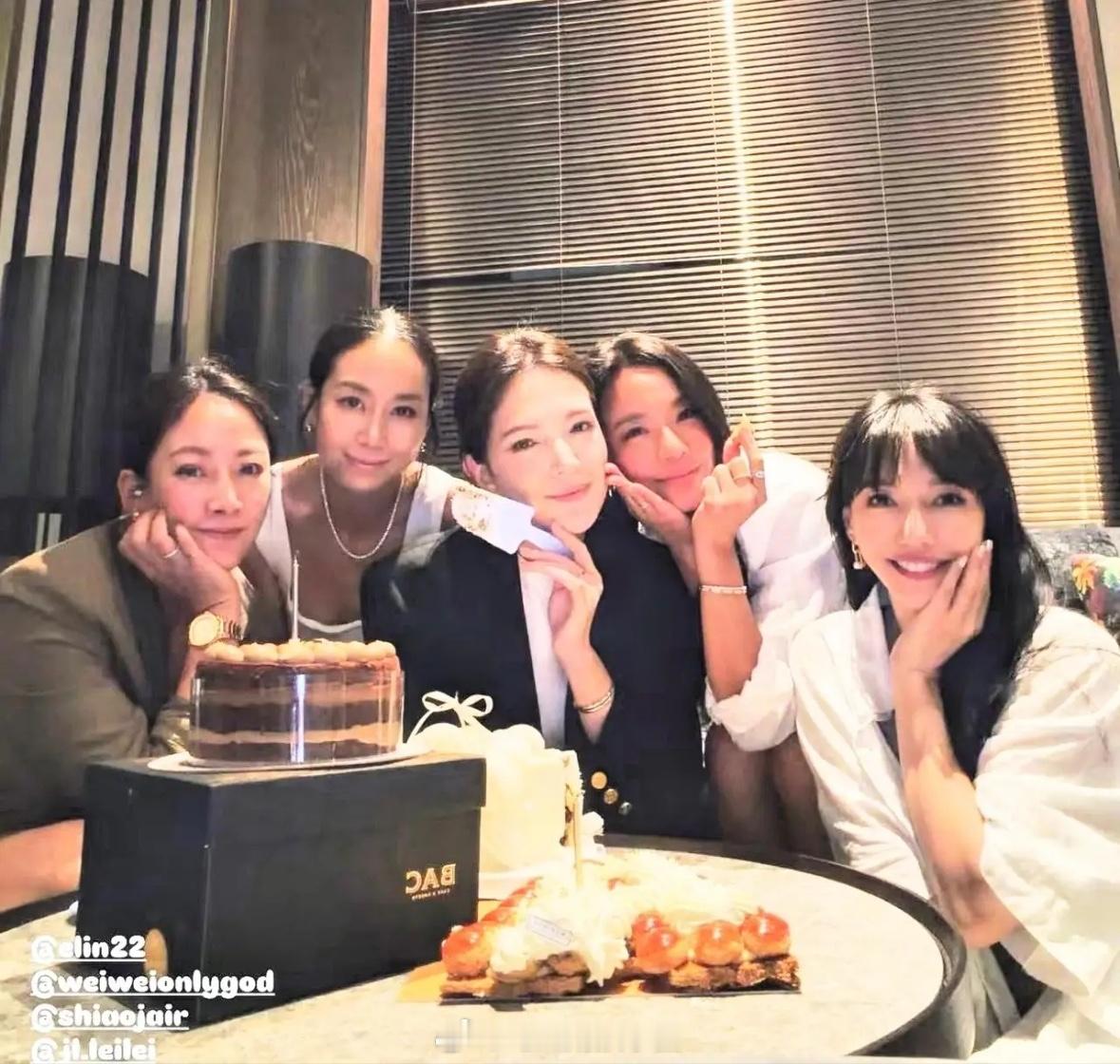 许玮甯和闺蜜过42岁生日，李靓蕾也在，她们关系好好啊！李靓蕾是王力宏的前妻，她俩