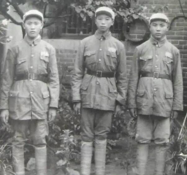 1950年，山东剿匪期间，战士张文凯在路上救了一个十三四岁的小姑娘，谁知道休息的