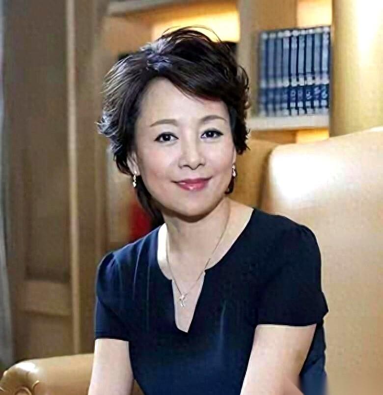 68岁的张瑜，和74岁的前夫张建亚，被请到了同一个电影活动现场。俩人中间就隔着
