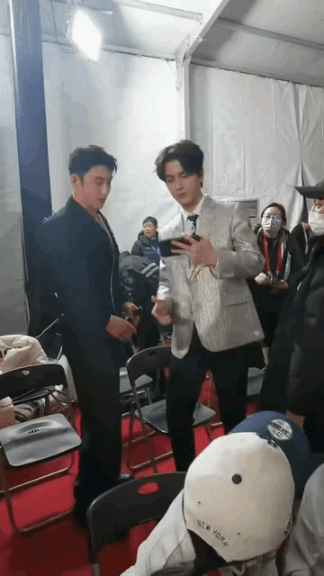 黄景瑜和张凌赫，好难选！一个钢铁直男，一个花样美男。黄景瑜身架太好看，虽然比张凌