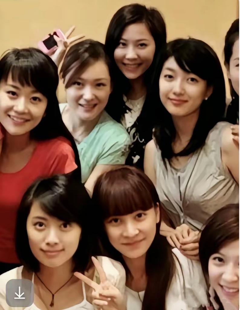一众女星同框：我只认出了乌发垂肩、穿着无袖衣裙的江疏影，长发飘飘、穿着红色T恤的