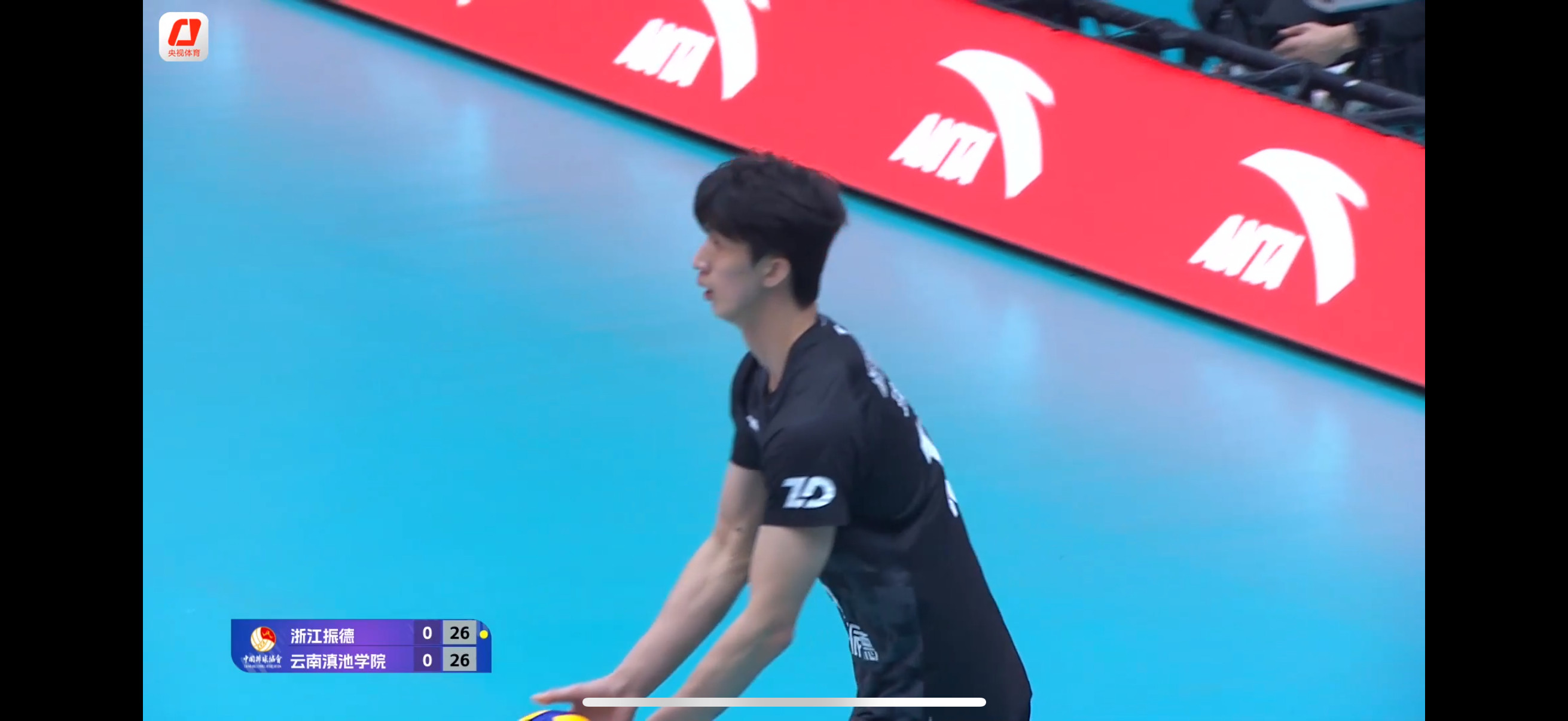 浙江男排28-26惊险拿下第一局，吓死了！王家懿发球还是有性能的！以前他总被换下